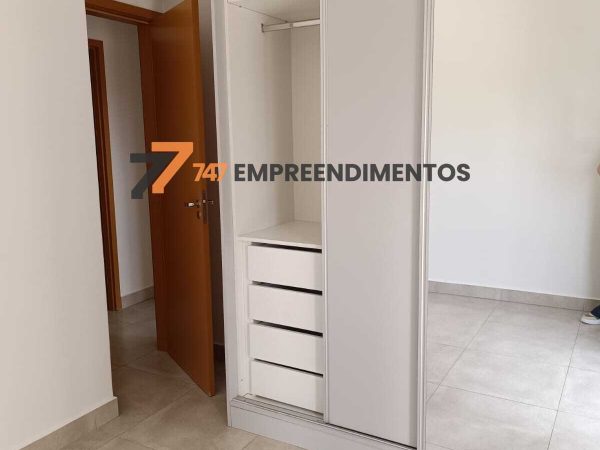 Dormitório com armários