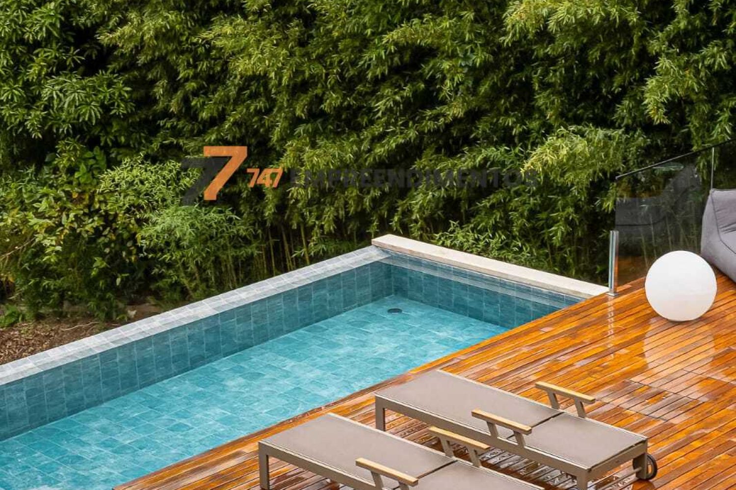 Área externa com piscina
