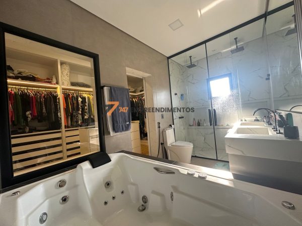 Banheiro da suíte com hidromassagem