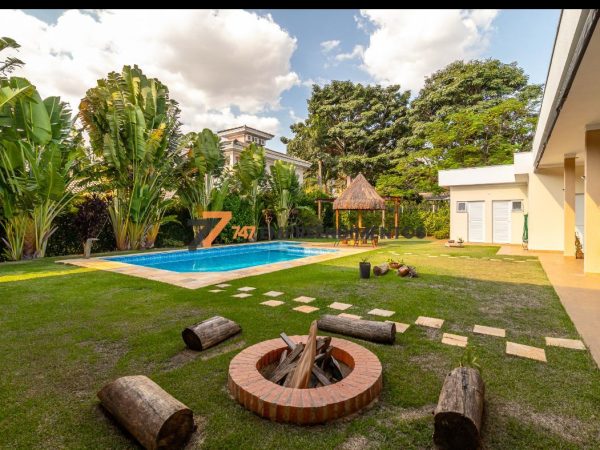 Área externa com piscina