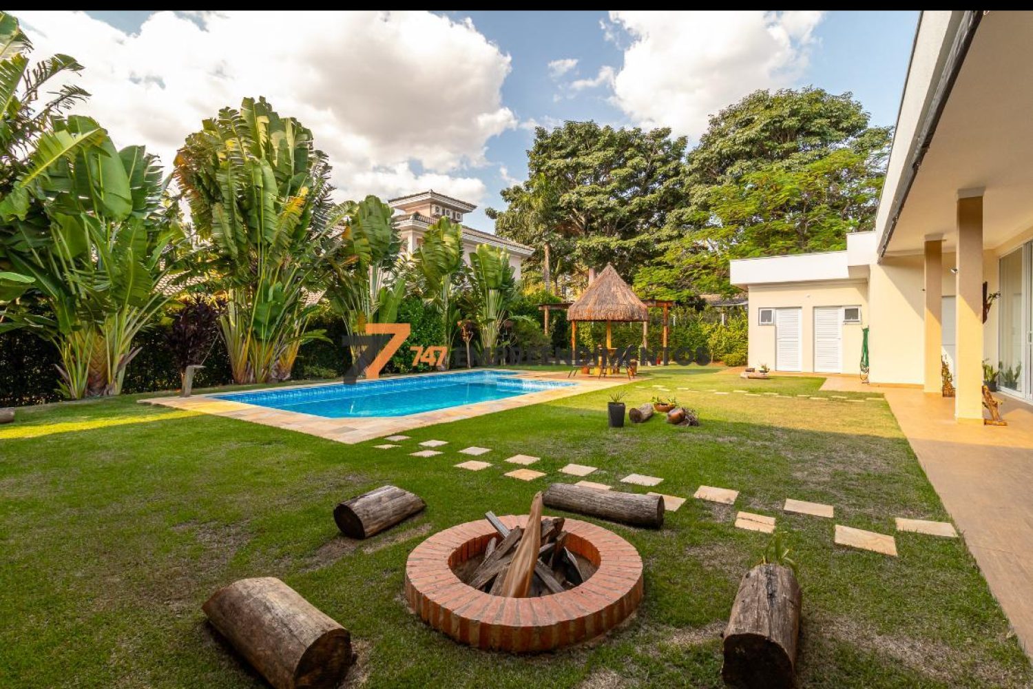 Área externa com piscina