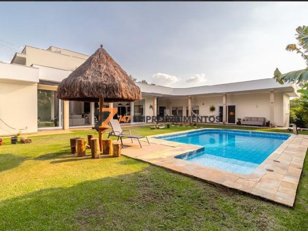 Área externa com piscina