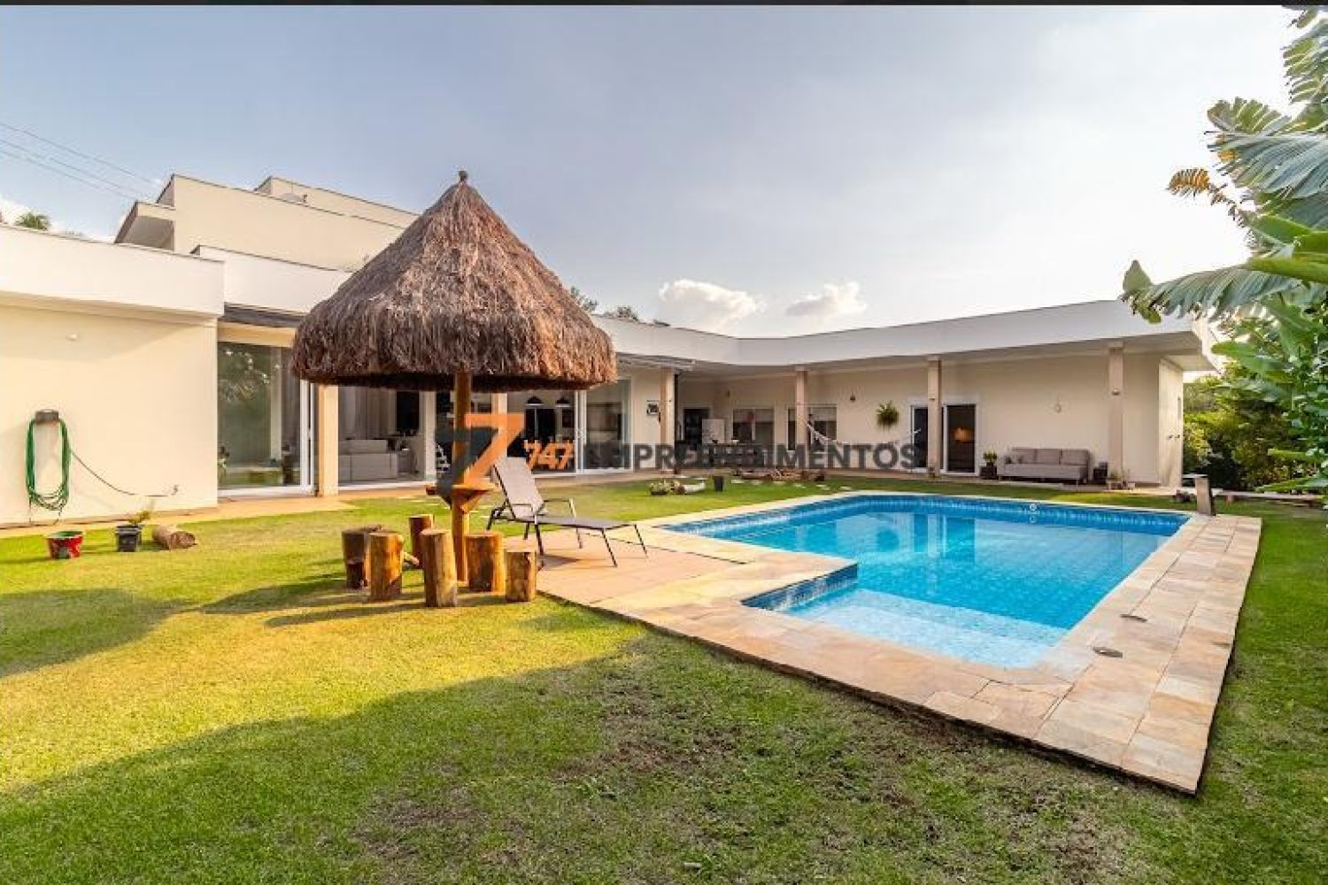 Área externa com piscina