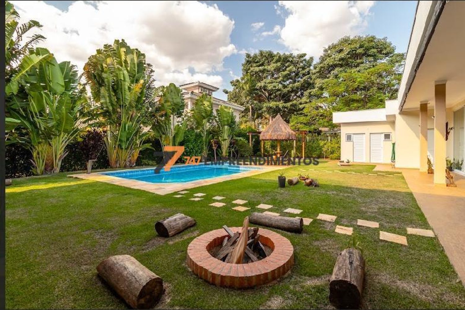 Área externa com piscina