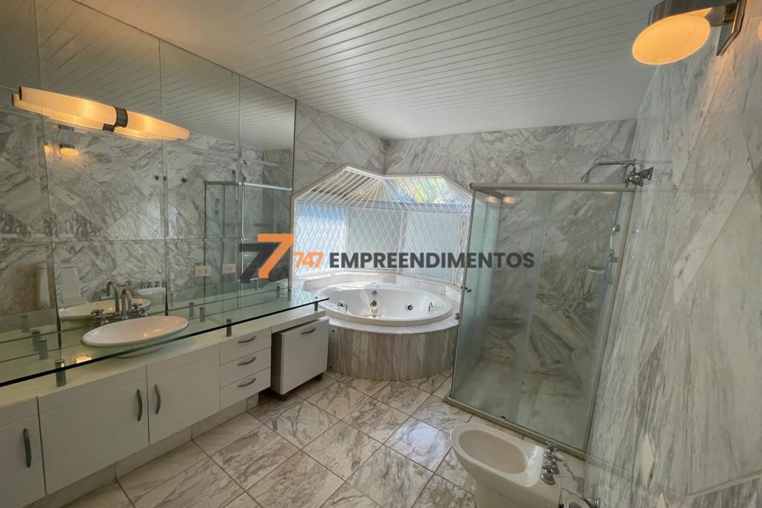 Banheiro com hidromassagem