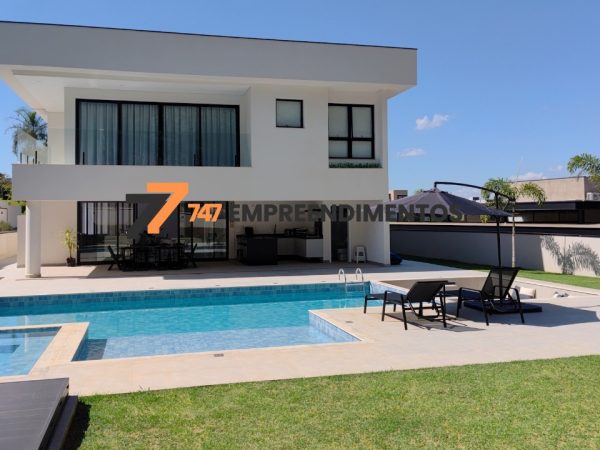 Área externa com piscina