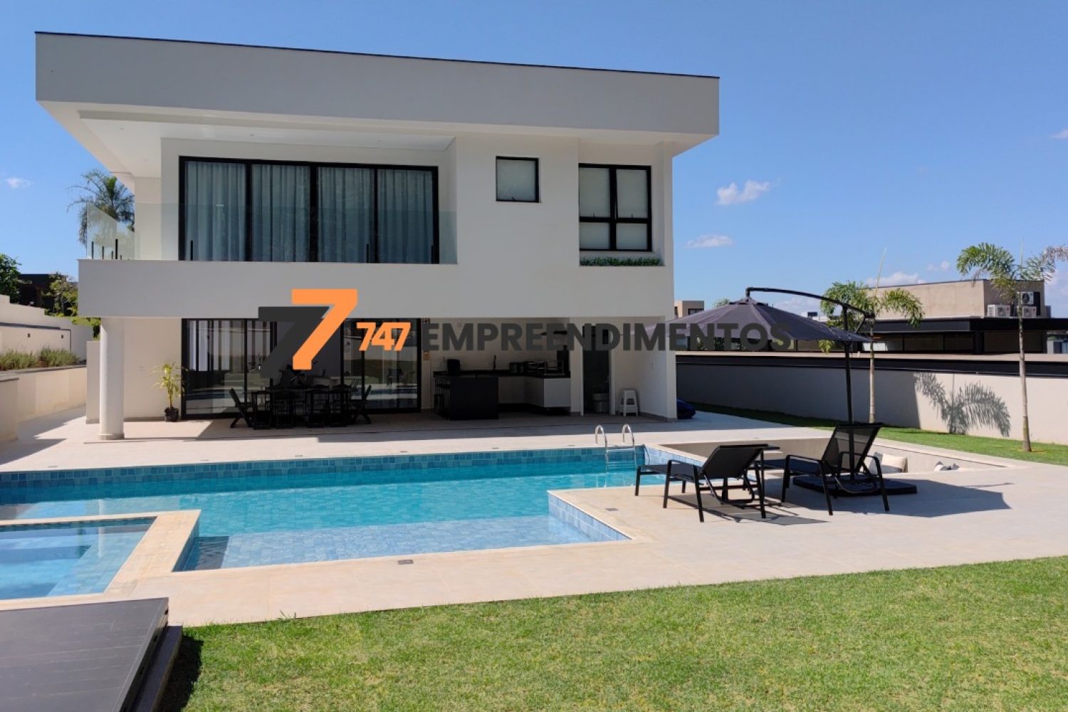 Área externa com piscina